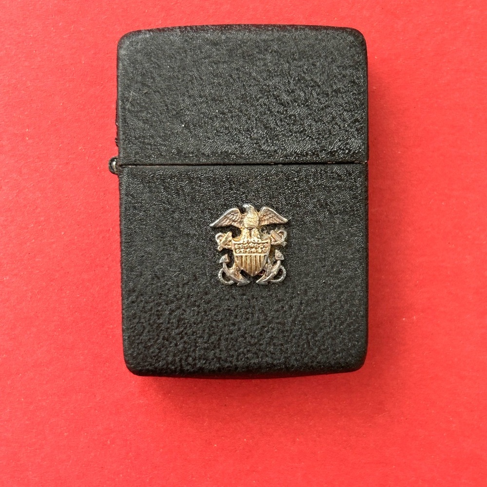 Original WW2 Black Crackle Zippo. US Navy edition. Near mint condition!